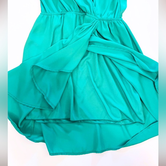 Lightweight Low Cut V-Neck Dress - Picture 4 of 4